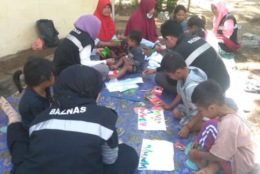 Relawan mahasiswa Baznas berupaya membantu pelajar SD korban gempa di Lombok agar sembuh dari trauma.