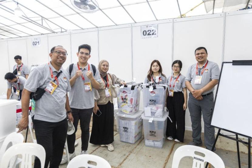 Relawan mahasiswa Indonesia membantu menyukseskan pelaksanaan Pemilu 2024 di Singapura. 