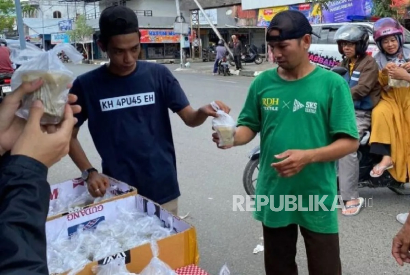 Relawan Mahhabah 232 Kapuas membagikan bubur asyura ke masyarakat dalam rangka menyambut 10 Muharram 1447 H.