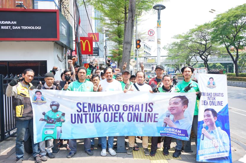 Relawan Mas Gibran bersama para pengemudi Ojol.