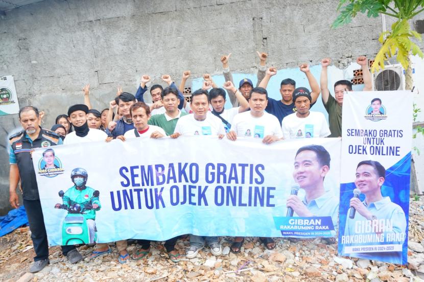 Relawan Mas Gibran bersama pengemudi Ojol di Jakarta.