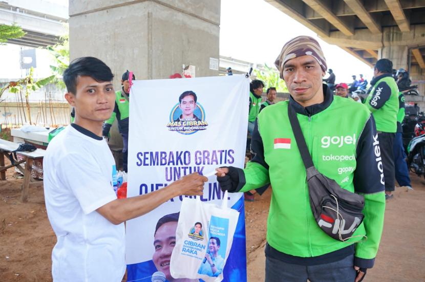 Relawan Mas Gibran bersamai pengemudi Ojol di Jakarta.