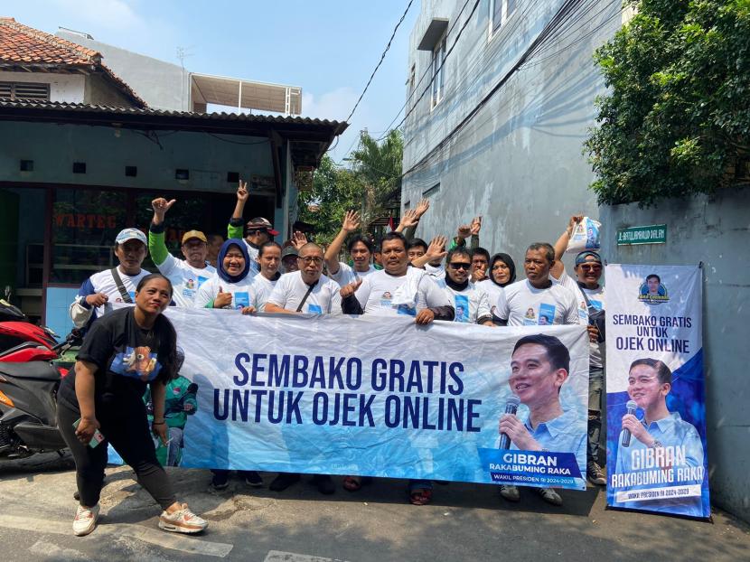 Relawan Mas Gibran membersamai pengemudi ojol di jabodetabek.