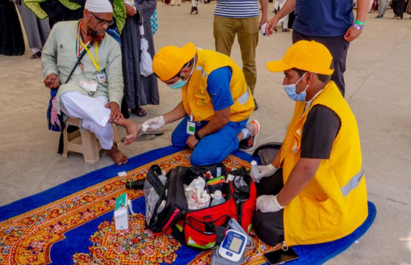 Relawan medis di Arab Saudi membantu jamaah haji yang memerlukan bantuan di Jamarat, Mina, Arab Saudi, Kamis (14/7/2022). Relawan Medis Muda Arab Saudi Bangga Layani Jamaah Haji