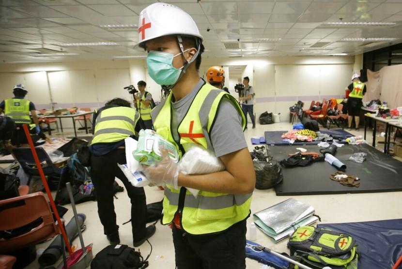 Relawan medis mengumpulkan persediaan obat-obatan di dalam kampus Hong Kong Polytechnic University di Hong Kong, Selasa (19/11). Sekitar 100 demonstran Hong Kong masih berada di dalam kampus.