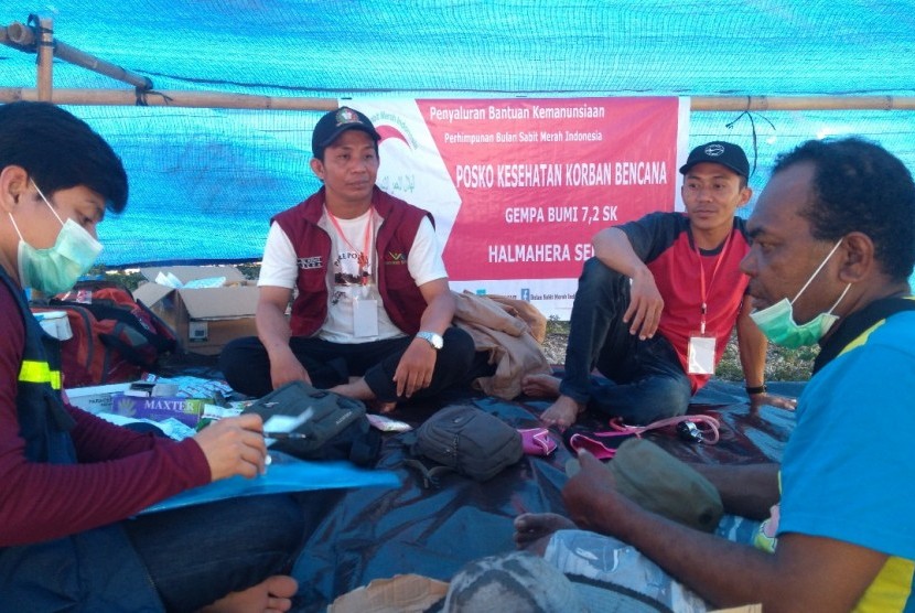 Relawan melakukan pemeriksaan kesehatan korban gempa Halmahera Selatan.