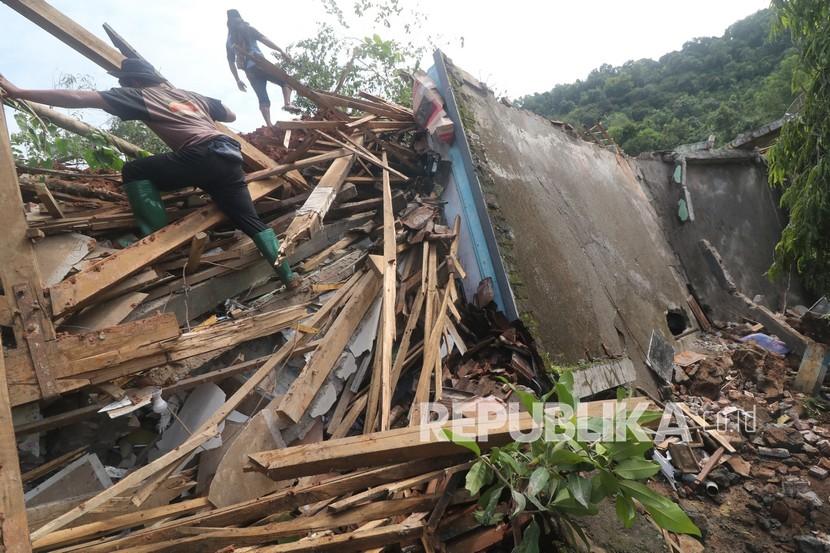 Relawan melakukan pencarian korban longsor di Desa Ngetos, Nganjuk, Jawa Timur, Senin (15/2/2021). Longsor yang terjadi saat hujan deras tersebut mengakibatkan 16 orang hilang, lima orang telah ditemukan dengan dua diantaranya meninggal dunia.