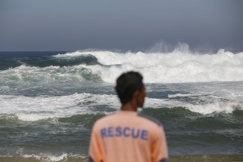 Relawan memantau ombak di Pantai Tepus, Gunungkidul, DI Yogyakarta. Seorang santri yang terseret ombak di Pantai Seruni, Tepus, DIY akhirnya ditemukan.