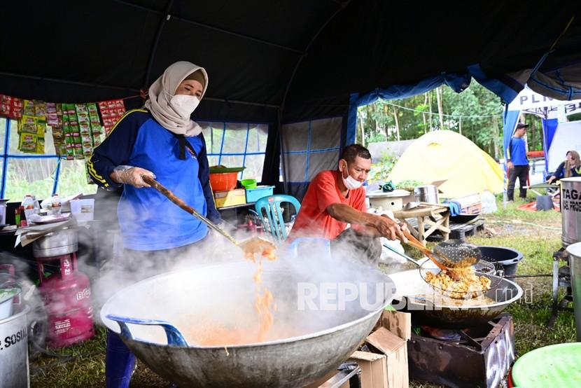 Relawan memasak di dapur umum pos pengungsian erupsi Gunung Semeru di Penanggal, Candipuro, Lumajang, Jawa Timur. 