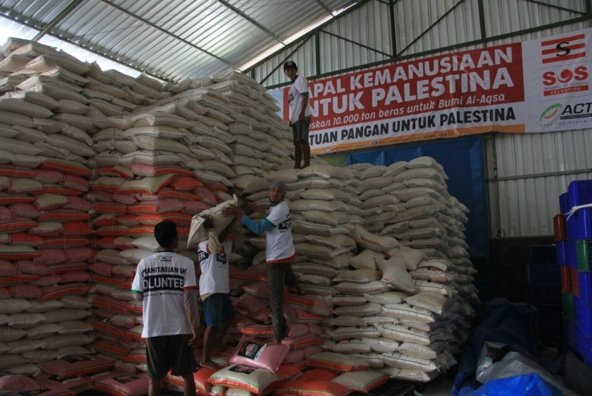 Relawan membantu pengepakan beras yang akan dibawa ke Palestina.