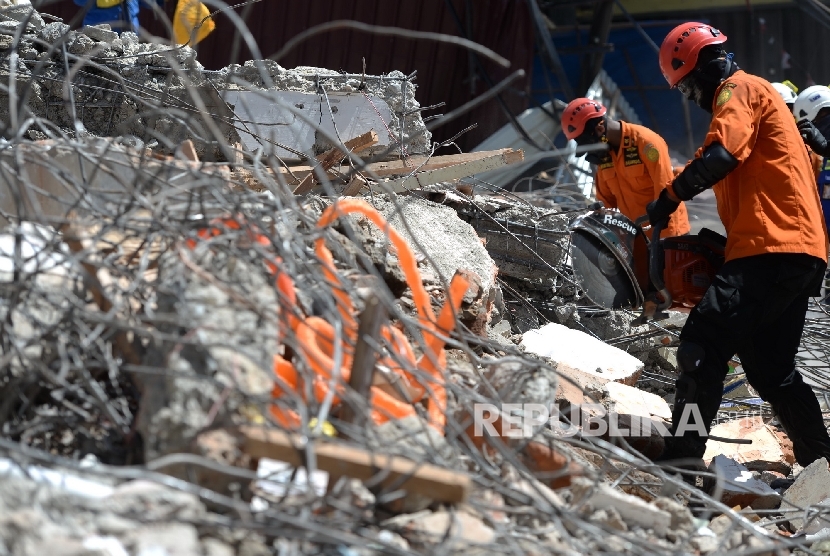 Relawan membantu proses perataan bangunan yang ambruk pascagempa di Pidie Jaya, NAD, Sabtu (10/12). 