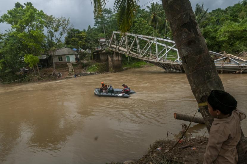 Kerugian bencana banjir dan longsor di lima kecamatan di Kabupaten Lebak, Banten, Ahad (9/10/2022), mencapai Rp 23 miliar.