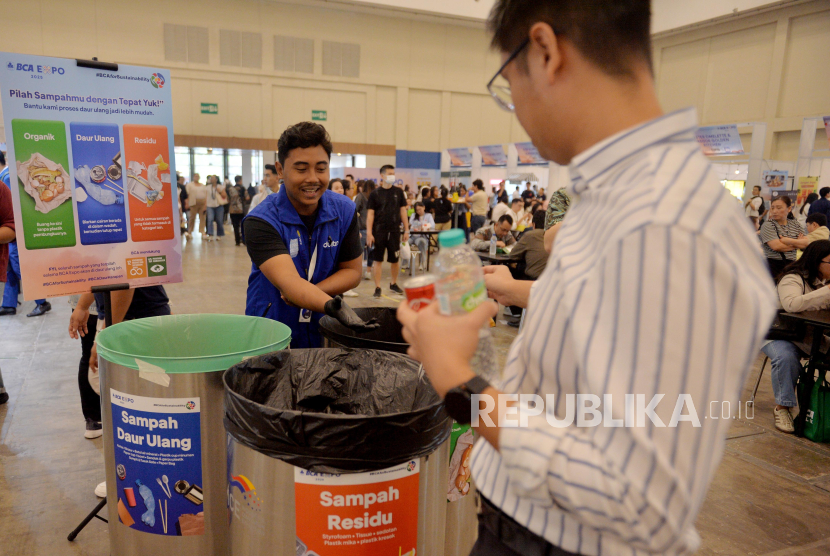 Relawan memberikan edukasi memilah sampah di gelaran BCA Expo 2025 di ICE BCD, Tangerang, Banten, Jumat (22/8/2025). PT Bank Central Asia Tbk (BCA) kembali hadirkan BCA Expo 2025 yang berlangsung secara offline pada 22 - 24 Agustus 2025 dan secara online pada 22 Agustus - 30 September 2025 untuk mempermudah nasabah mendapatkan tawaran solusi keuangan terintegrasi guna mendukung gaya hidup modern, inklusif, dan ramah lingkungan.  