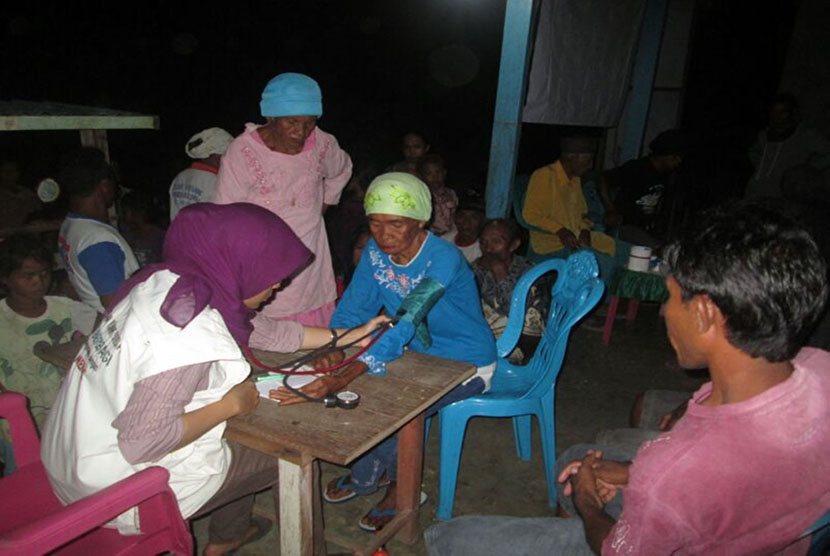 Relawan memberikan pelayanan pengobatan gratis di Galela