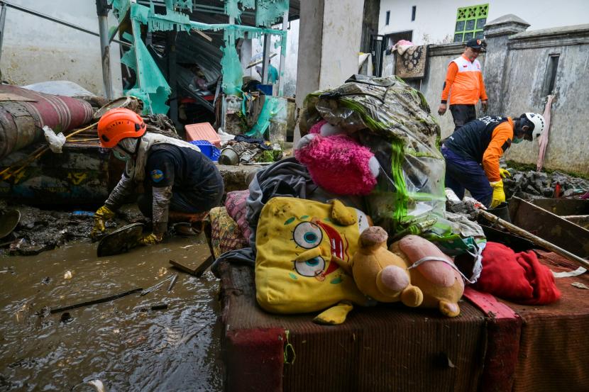 Relawan membersihkan lumpur usai banjir di Kampung Tugu, Baros, Kota Sukabumi, Jawa Barat, Jumat (18/2/2022). Menurut data BPBD Kota Sukabumi, bencana banjir dan tanah longsor terjadi di 68 titik yang disebabkan hujan dengan intensitas tinggi pada Kamis (17/2) malam.