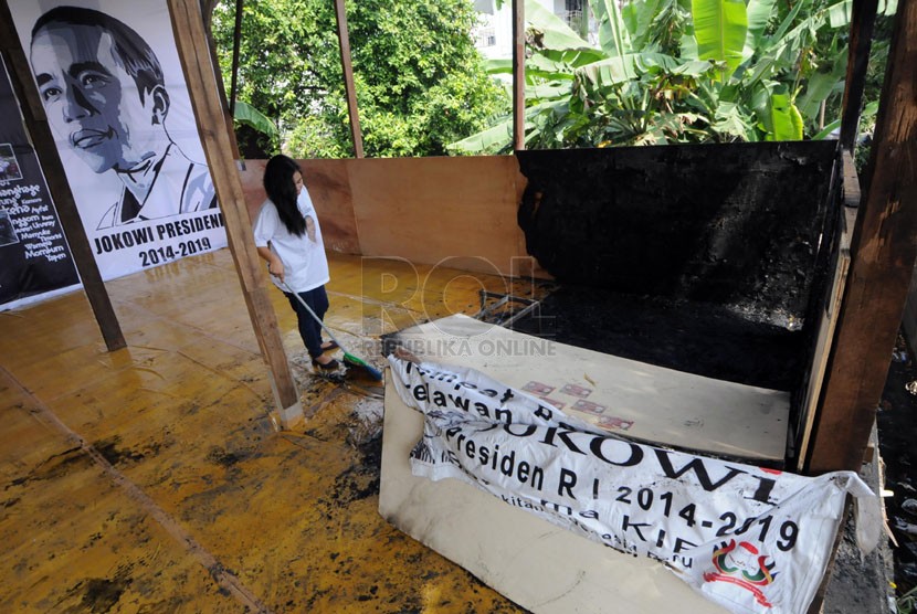  Relawan membersihkan puing sisa kebakaran di Posko Relawan Calon Presiden Joko Widodo, Pondok Komunikasi Rakyat di Jalan Sultan Agung, Halimun, Setiabudi, Jakarta Selatan, Senin (26/5). (Republika/Aditya Pradana Putra)