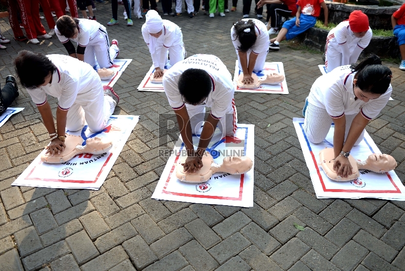  Relawan memeragakan bantuan hidup dasar (CPR) saat Peringatan Hari Jantung Sedunia di Senayan, Jakarta, Ahad (27/9).   (Republika/Wihdan)
