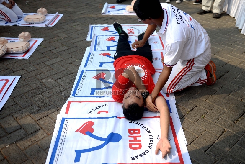  Relawan memeragakan bantuan hidup dasar (CPR) saat Peringatan Hari Jantung Sedunia 2015 di Senayan, Jakarta, Ahad (27/9).   (Republika/Wihdan)