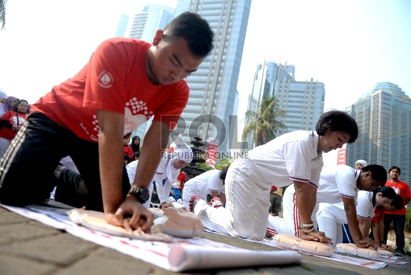  Relawan memeragakan bantuan hidup dasar (CPR) saat Peringatan Hari Jantung Sedunia    (Republika/Wihdan)