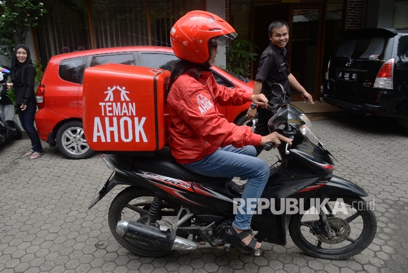 Relawan menaiki motor GoAhok PSI saat peluncuran di Jakarta, Kamis (31/3).   (Republika/Yasin Habibi)