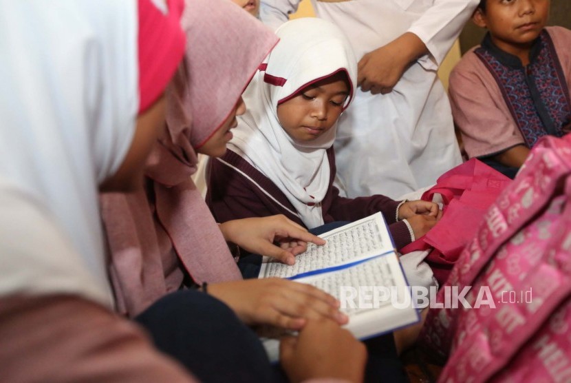 Relawan mengajar membaca Alquran pada program 'Magrib Mengaji' . (Republika/Edi Yusuf)