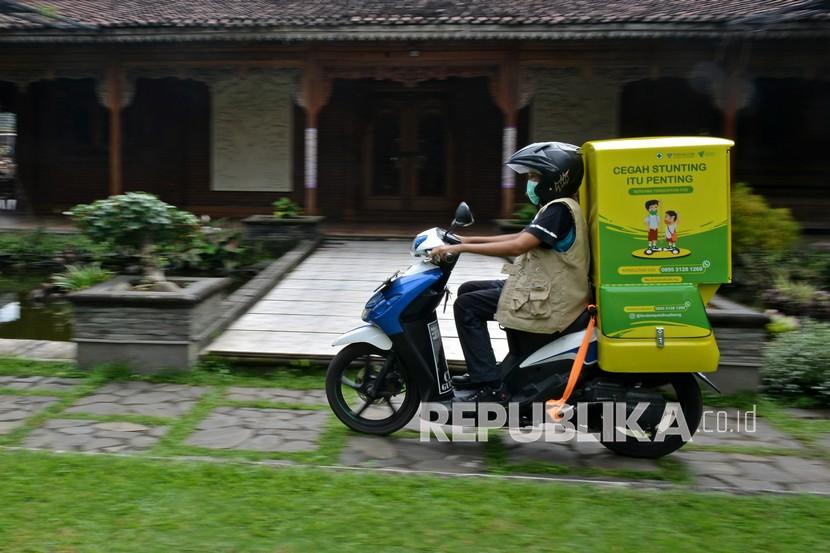 Relawan mengantarkan olahan makanan bergizi dengan Motor Gizi Makanan Sarat Gizi (Mozi Masagi) di Tarogong Kidul, Kabupaten Garut, Jawa Barat, Rabu (10/9/2021). Program Mozi Masagi untuk ibu dan bayi dalam rangka Aksi Peduli Dampak Corona (APDC) tersebut guna menekan angka stunting di Kabupaten Garut yang menempati peringkat tiga di Indonesia. 