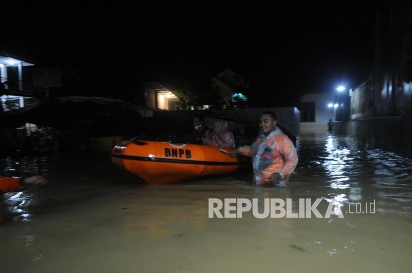Relawan mengevakuasi warga saat banjir di Pamekasan, Jawa Timur (ilustrasi).