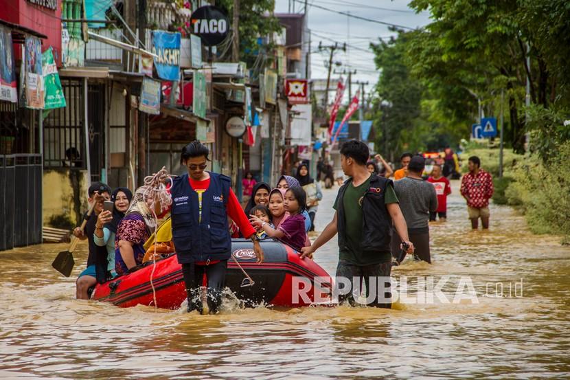 Relawan mengevakuasi warga yang terdampak banjir di Kalimantan (ilustrasi).