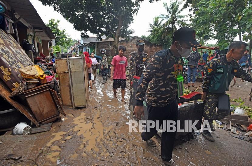 Relawan menggotong perabotan rumah yang sempat hanyut terbawa banjir untuk dibersihkan kembali di Perumahan Angsoka Permai, Kasemen, Serang, Banten.