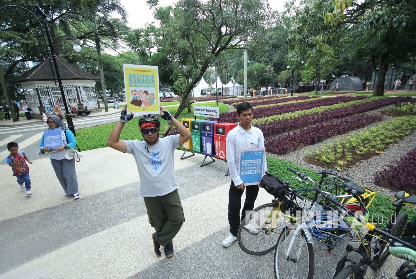 Relawan menghimbau pengunjung agar selalu menjaga kebersihan di Taman Dewi Sartika, Kota Bandung, Selasa (19/12).