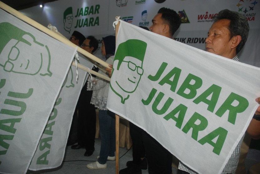 Relawan mengikuti prosesi Deklarasi dan Konsolidasi Relawan Jabar Juara Untuk Ridwan Kamil Sebagai Bakal Calon Gubernur Jabar 2018-2023, di Bandung, Jawa Barat.