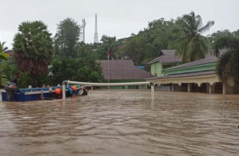 Relawan mengunakan perahu saat melakukan penyelamatan saat banjir dan longsor di Manado (ilustrasi). BMKG mengingatkan warga terhada[ cuaca ekstrem hingga 14 November 2023.