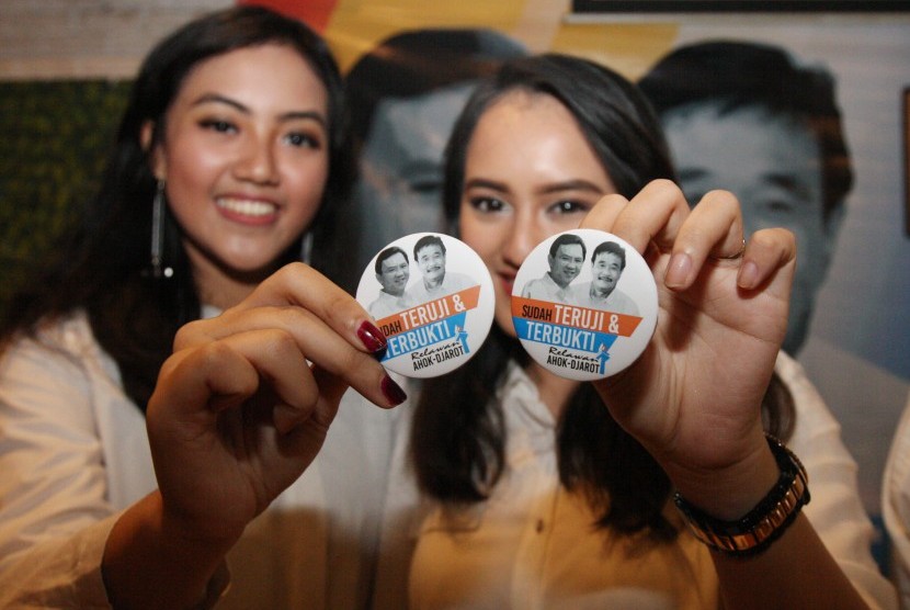 Relawan menunjukan pin dukungan untuk pasangan Ahok-Djarot saat deklarasi di Jakarta, Kamis (25/8). 