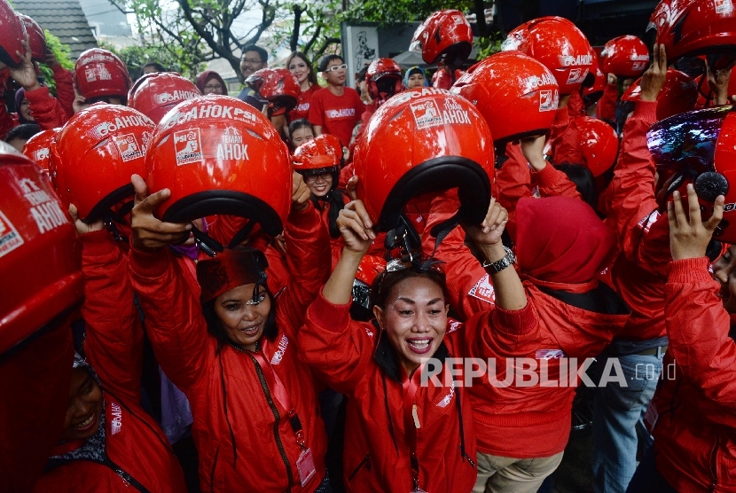 Relawan menunjukkan helm GoAhok PSI saat peluncuran di Jakarta, Kamis (31/3).  (Republika/Yasin Habibi)