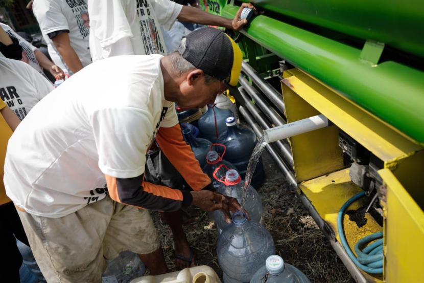 Relawan menyalurkan dua tangki air bersih untuk 200 warga di RW 004 Desa Caruban untuk merespons kekeringan yang terjadi akibat musim kemarau.