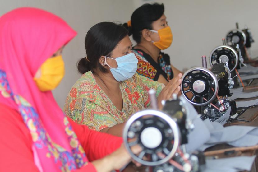 Relawan menyelesaikan pembuatan masker di Kelurahan Dermo, Kota Kediri, Jawa Timur, Jumat (3/4/2020). Masker yang diproduksi dari hasil donasi sejumlah pihak tersebut akan didistribusikan secara gratis kepada masyarakat guna mencegah penyebaran COVID-19.