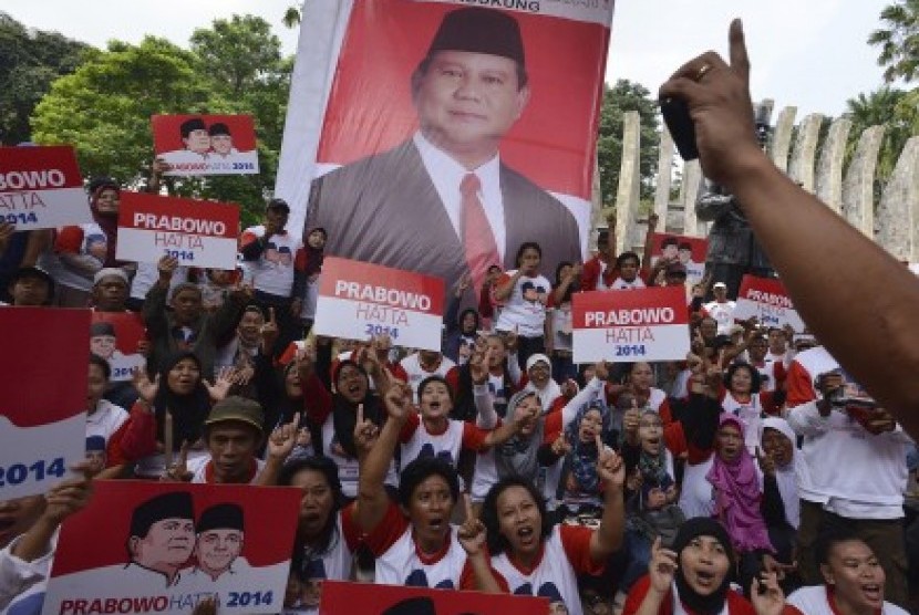 Relawan Merah Putih Sejati menyemarakan acara deklarasi dukungan mereka kepada pasangan capres cawapres Prabowo Subianto - Hatta Radjasa di Tugu Proklamasi, Jakarta Pusat, Selasa (10/6).