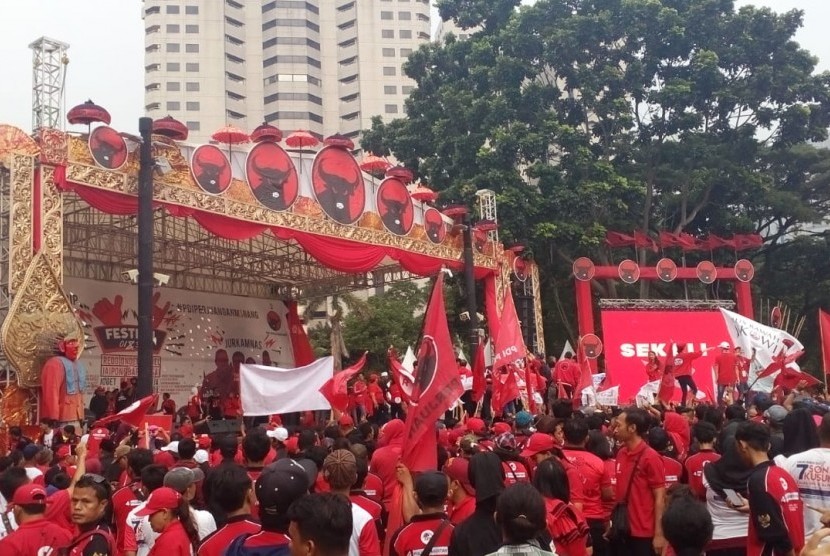 Relawan meramaikan kampanye akbar PDIP di Plaza Timur Senayan pada Ahad, (31/3). 