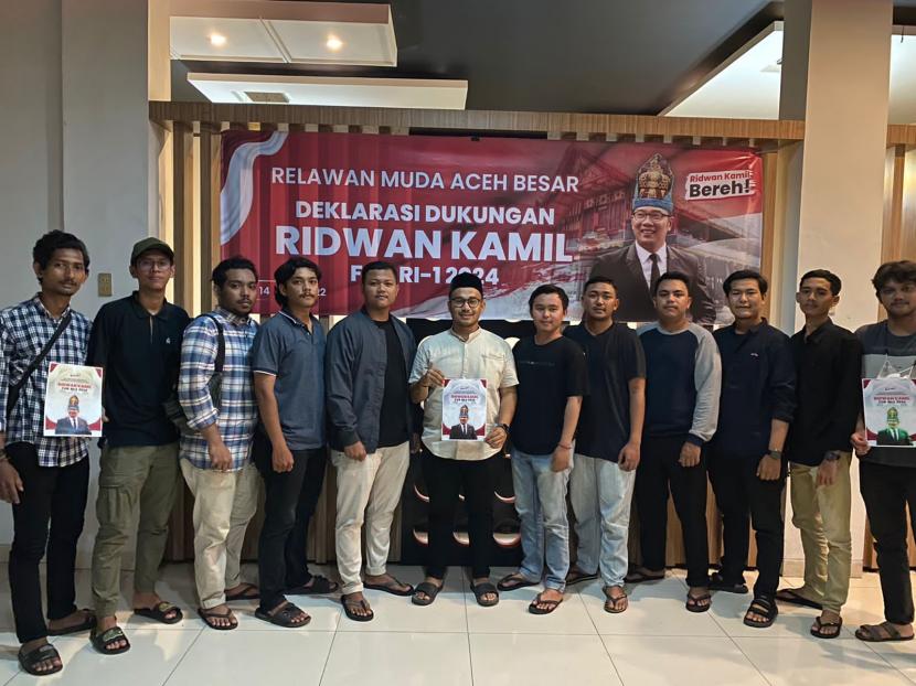 Relawan Muda Aceh Besar Bergerak ini mendukung Kang Emil karena menilai sosok tersebut sebagai pemimpin yang berprestasi. 