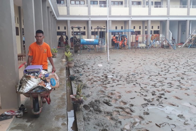 Relawan muda Baznas turut bergotong-royong membersihkan sekolah di Jayapura yang terdampak banjir bandang, Kamis (21/3).
