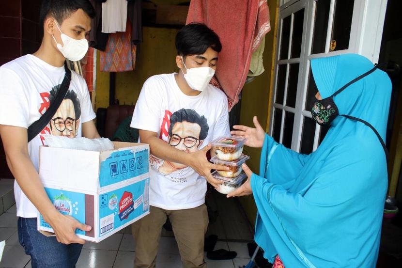 Relawan Muhaimin Peduli (RMP) bagikan paket nasi kepada warga Isoman Jakarta. (illustrasi).