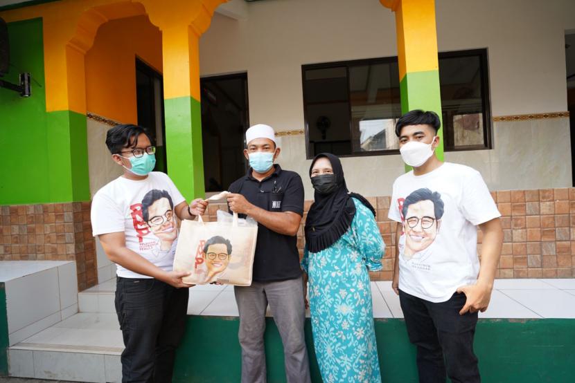 Relawan Muhaimin Peduli (RMP) membagikan sembako kepada guru ngaji di kawasan Kemang, Jakarta Selatan (2/9).