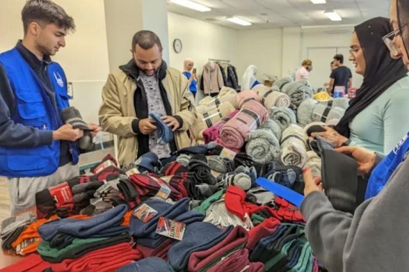 Relawan Muslim dari Islamic Relief Canada mengumpulkan perlengkapan perawatan musim dingin bagi orang-orang yang membutuhkan di Kanada. Siswa Muslim di Kota Windsor Sumbangkan 100 Mantel Musim Dingin