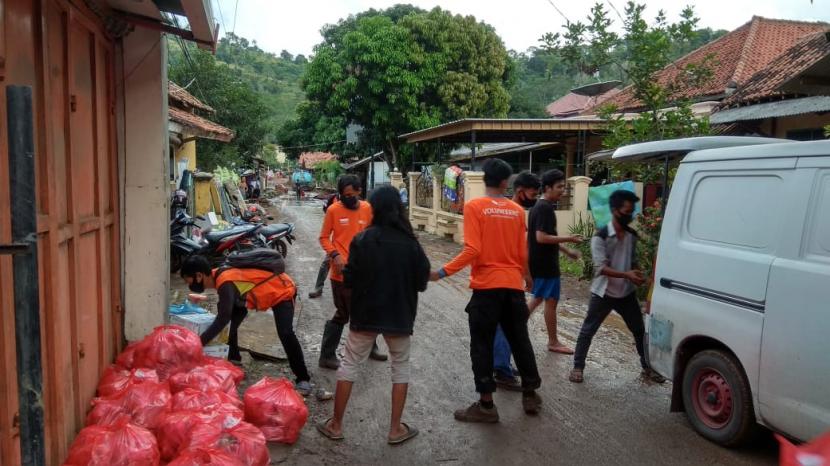 Relawan Nusantara Cilegon Turun melaksanakan aksi recovery dan bersih-bersih ruang kelas dan halaman sekolah di SDN Cikuasa 2 yang berlokasi di kampung Gerem  Keagungan Kelurahan Gerem, Kecamatan Grogol, Cilegon.