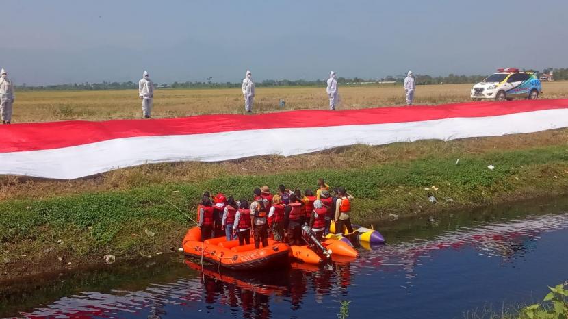 Relawan nusantara Rumah Zakat mengikuti kegiatan pembentangan kain merah putih sepanjang 76 meter di aliran sungai cikijing, kegiatan ini melibatkan beberapa organisasi dan komunitas yaitu Pramuka Rancaekek, Paskibra kecamatan, komunitas Passer, unit SAR kota Bandung dan warga sekitar.