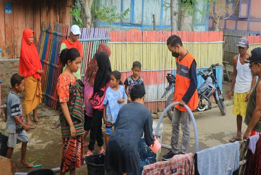 Relawan Nusantara Sumbawa melakukan penyaluran air bersih kepada korban bencana banjir Bima, NTB. Masyarakat yang terdampak banjir ini masih membutuhkan pasokan air bersih dikarenakan air yang terkontaminasi dengan air banjir.