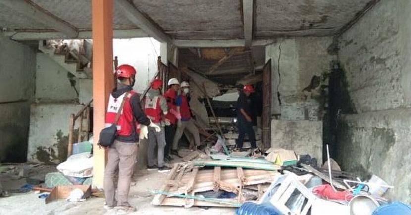 Relawan Palang Merah Indonesia (PMI) Jawa Barat dan Cianjur turun ke lapangan membantu korban gempa bumi Cianjur. 