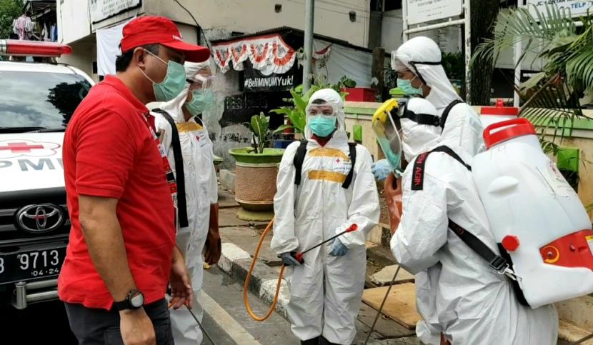 Relawan Palang Merah Indonesia (PMI) melakukan penyemprotan disinfektan di wilayah kecamatan kebayoran  lama dan kecamatan tanah abang, Jakarta, Sabtu (04/03).