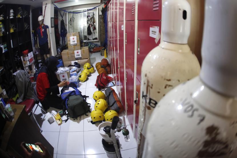 Relawan Palang Merah Indonesia (PMI) Solo menyiapkan peralatan untuk misi kemanusiaan bencana alam di kantor PMI Solo, Jawa Tengah, Senin (6/12/2021). Kegiatan tersebut untuk membantu penanganan korban bencana letusan Gunung Semeru di Lumajang, Jawa Timur. 