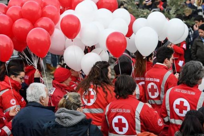 Relawan Palang Merah menghadiri pemakaman korban salju longsor, Gabriele D'Angelo yang terjadi di Hotel Rigopiano di Penne, Italia, 24 Januari 2017.